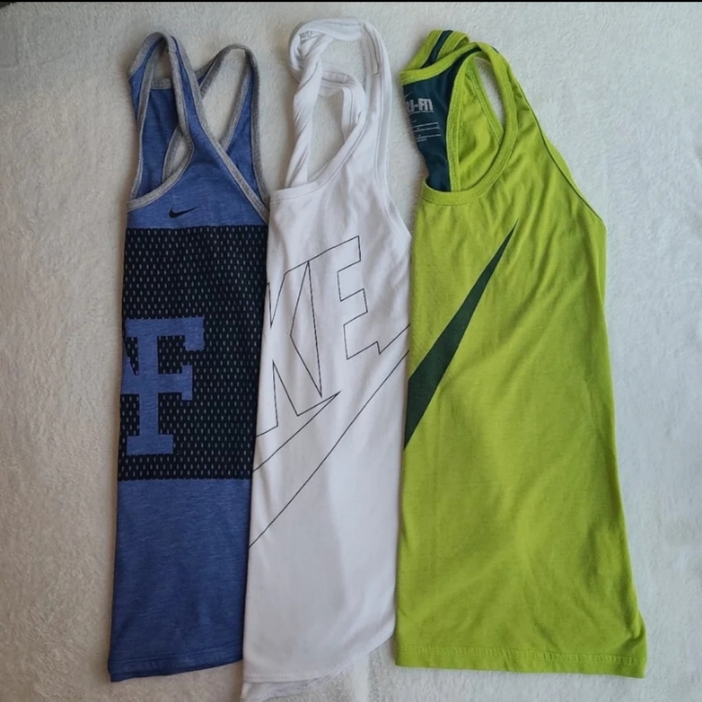 3 NIKE Tank Tops in Size M/L